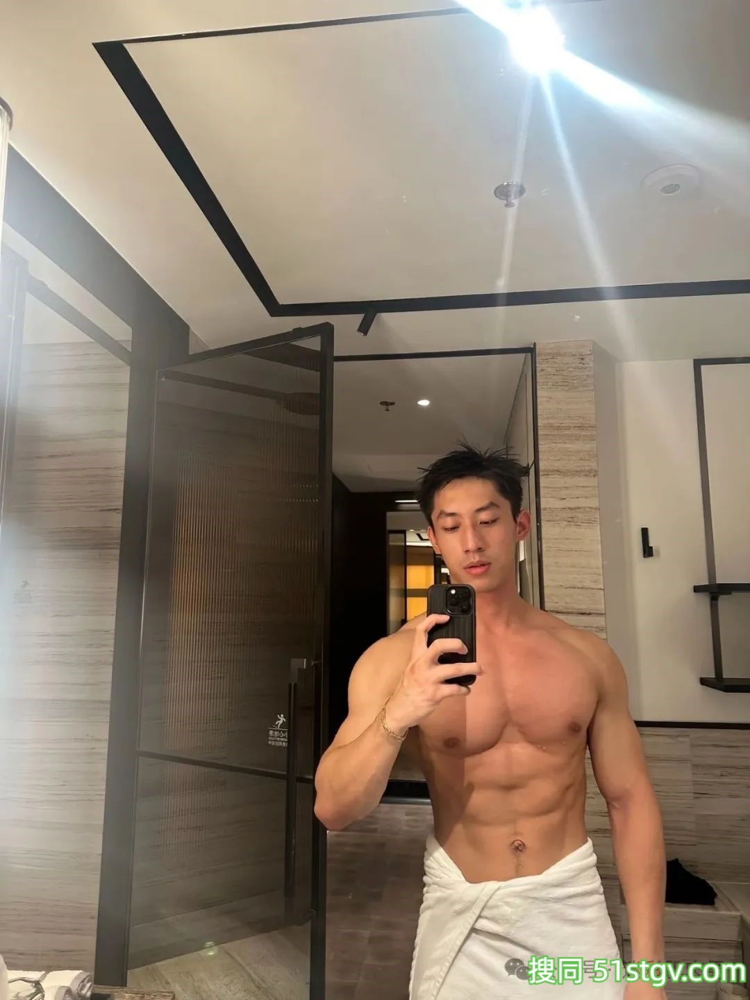 穿超短泳裤湿透的运动男实力强大，长腿太可了！ - 51虹马