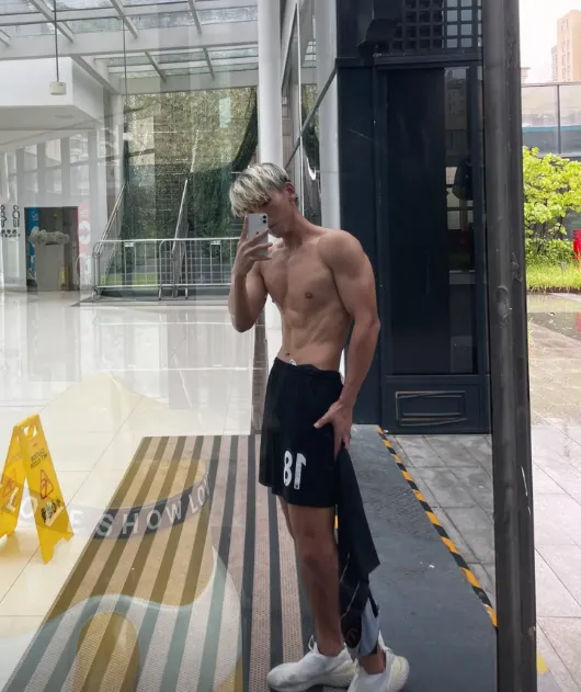 24岁四川绵阳体育生，黑皮雕刻腹肌人鱼线，这嘎嘣脆线条靠2000卡日练铸就 - 51虹马