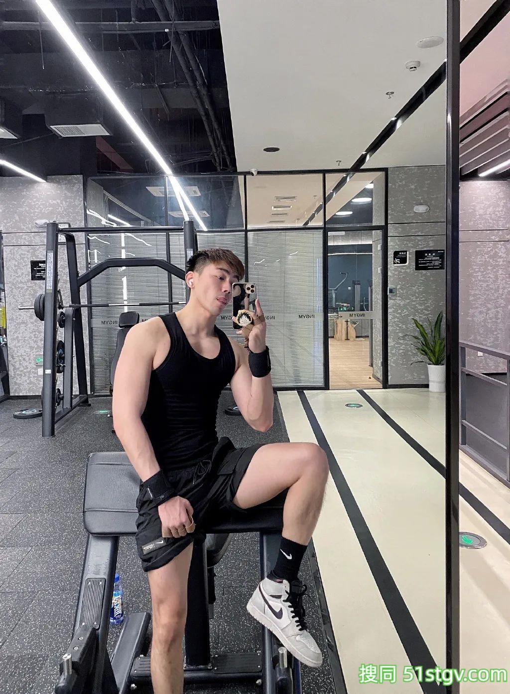 换衣间里穿灰裤子的小哥! - 51虹马 换衣间里穿灰裤子的小哥! - 51虹马