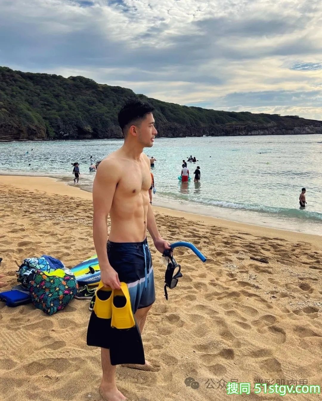 海边腹肌男盯着看不够呀！！ - 51虹马