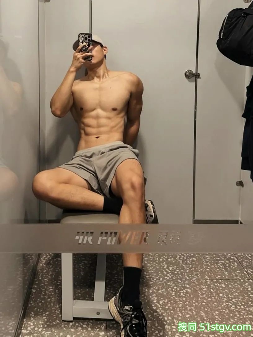 黑皮体育生，大长腿健硕的身材 - 51虹马