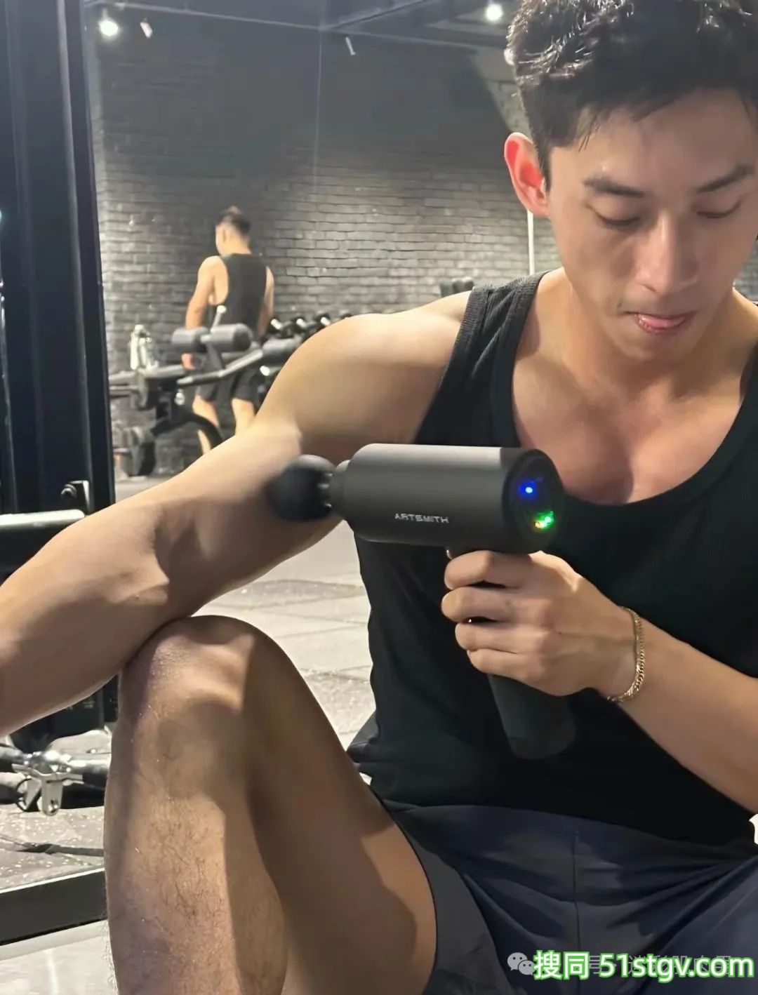 穿超短泳裤湿透的运动男实力强大，长腿太可了！-51虹马