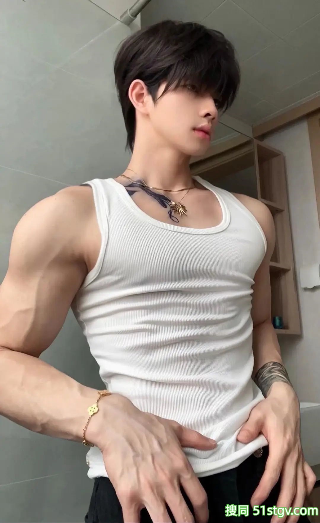 小奶狗的脸，大狼狗的身材，宽肩窄腰 - 51虹马