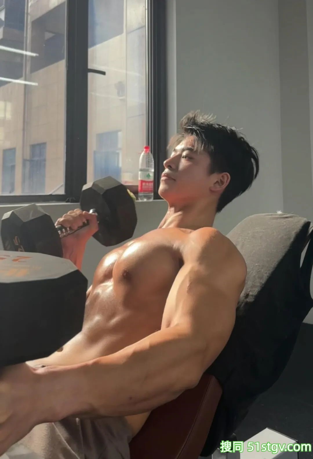 23岁浙江温州健身教练，性感胸肌腹肌鲨鱼线，这雕刻巧克力腹肌让全网女生疯狂舔屏‌ - 51虹马