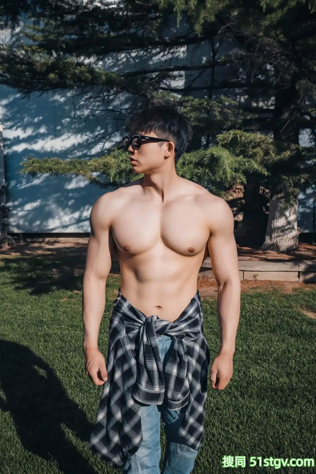 直男体育生，倒三角身材，力量感爆棚 - 51虹马