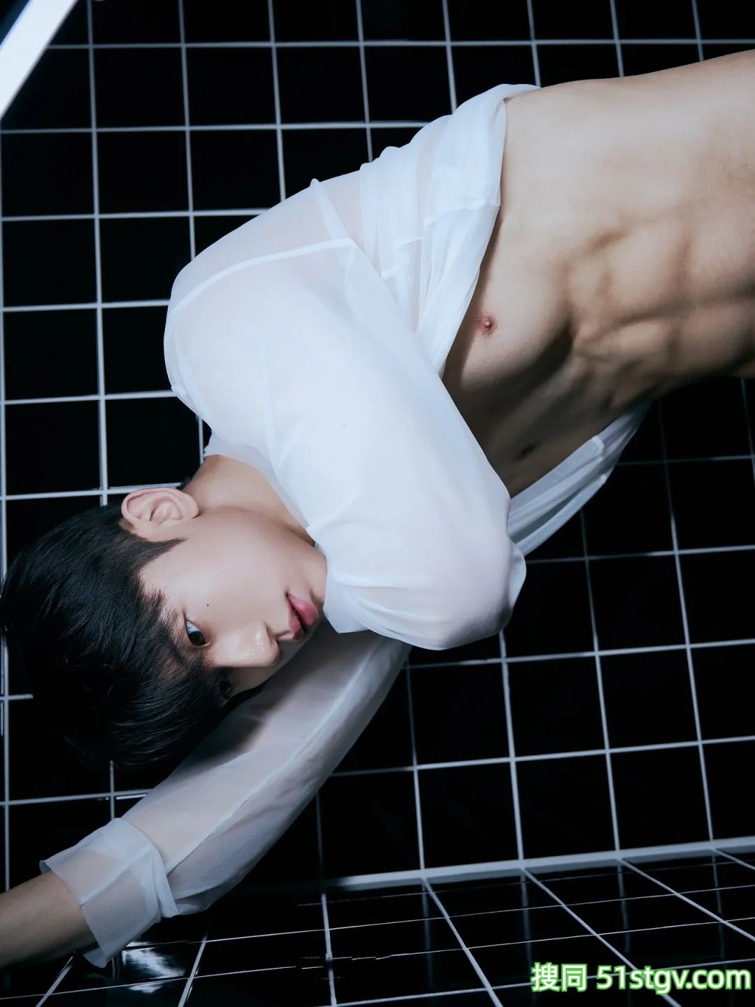 奶香奶香的男模，腹肌身材超好看 - 51虹马