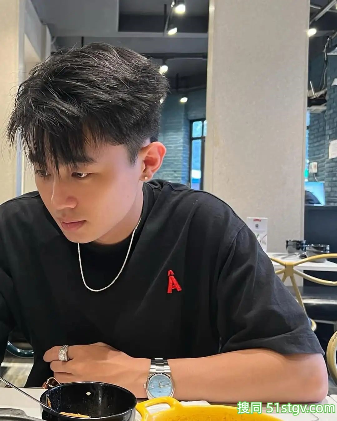 帅帅的男生，看着就好爽 - 51虹马