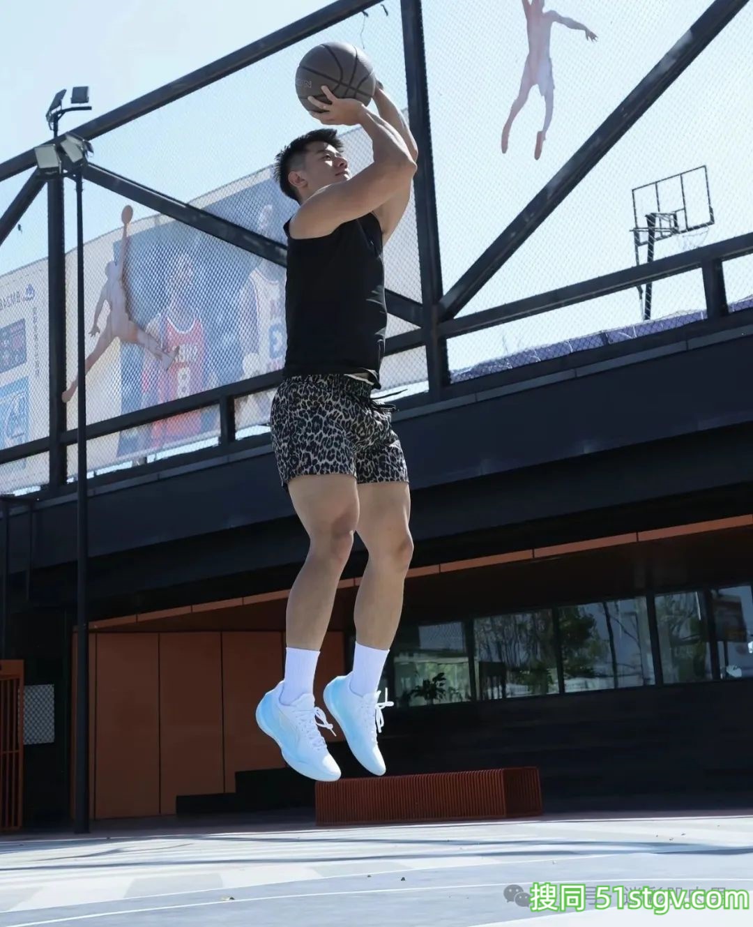 成都体院的运动男跑步，这粗壮长腿穿的太紧啦！ - 51虹马