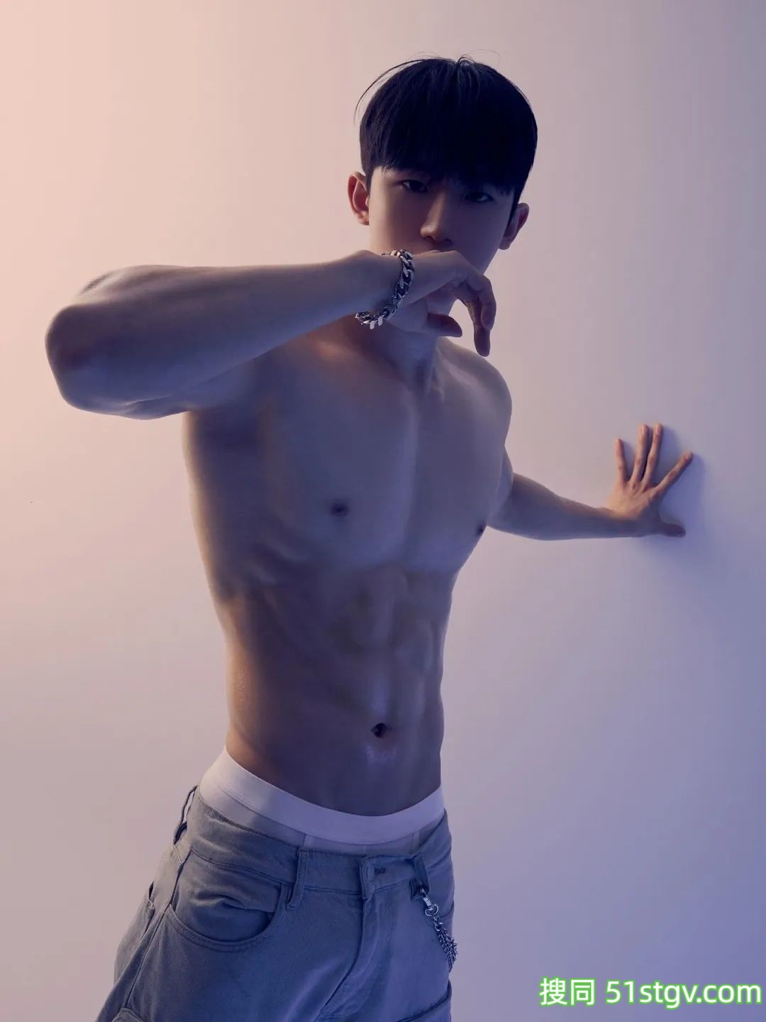 奶香奶香的男模，腹肌身材超好看 - 51虹马