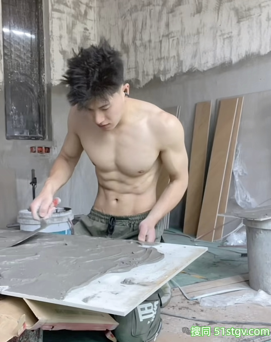 不穿衣服贴砖师傅! - 51虹马 不穿衣服贴砖师傅! - 51虹马