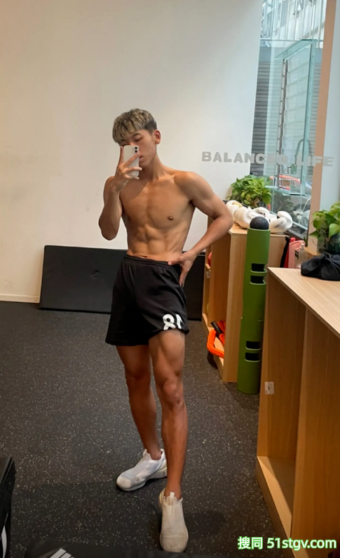 24岁四川绵阳体育生，黑皮雕刻腹肌人鱼线，这嘎嘣脆线条靠2000卡日练铸就 - 51虹马