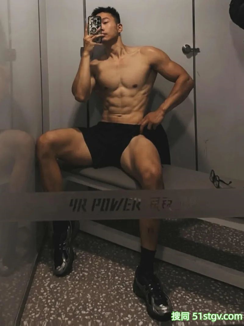 黑皮体育生，大长腿健硕的身材 - 51虹马