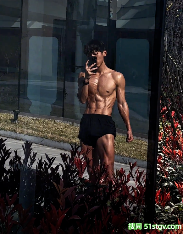 24岁四川绵阳体育生，黑皮雕刻腹肌人鱼线，这嘎嘣脆线条靠2000卡日练铸就 - 51虹马