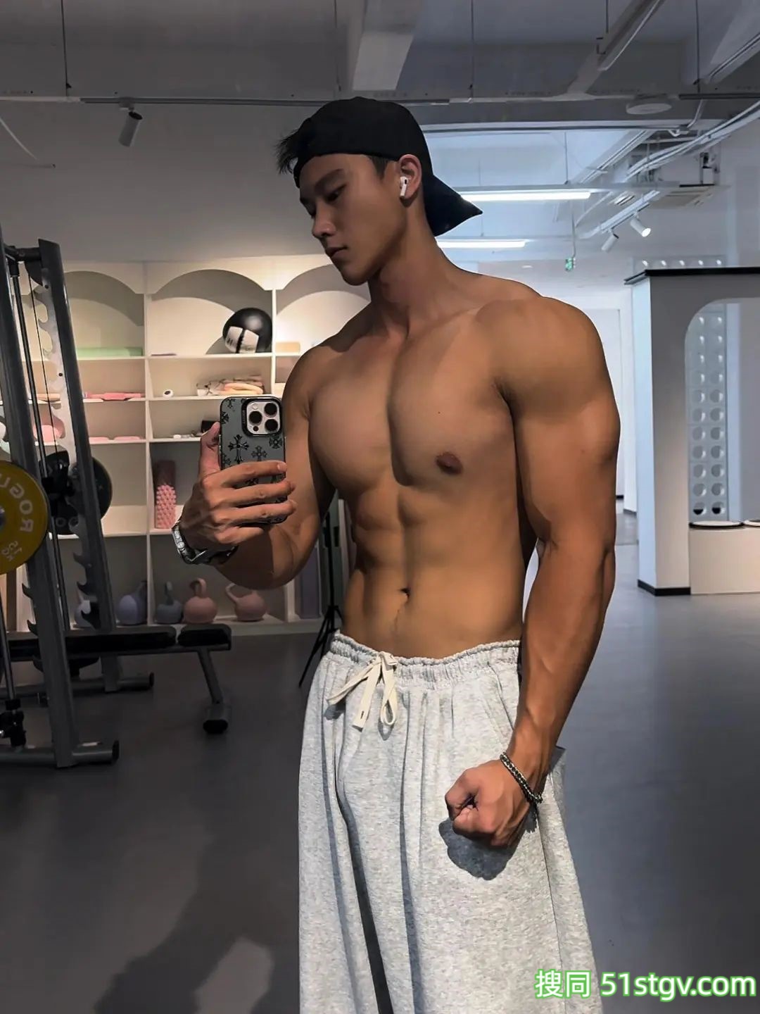 黑皮体育生，力量感爆棚 - 51虹马