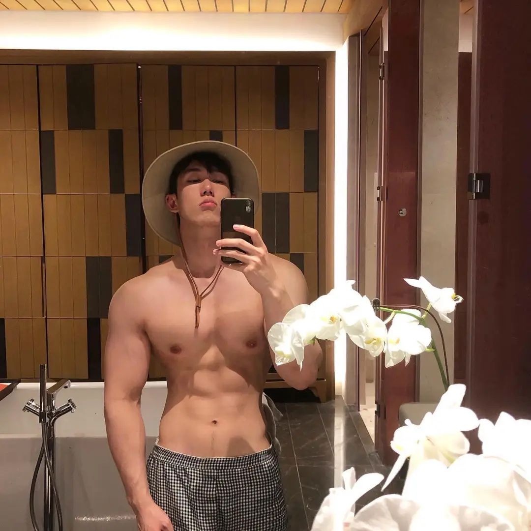 27岁巴黎海归男模,痞帅太平洋肩膀公狗腰,这大胸肌在温泉里泡着太撩人了 - 51虹马 27岁巴黎海归男模,痞帅太平洋肩膀公狗腰,这大胸肌在温泉里泡着太撩人了 - 51虹马