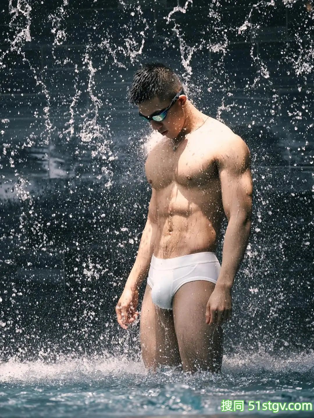 谁家老公，腹肌身材这么帅 - 51虹马