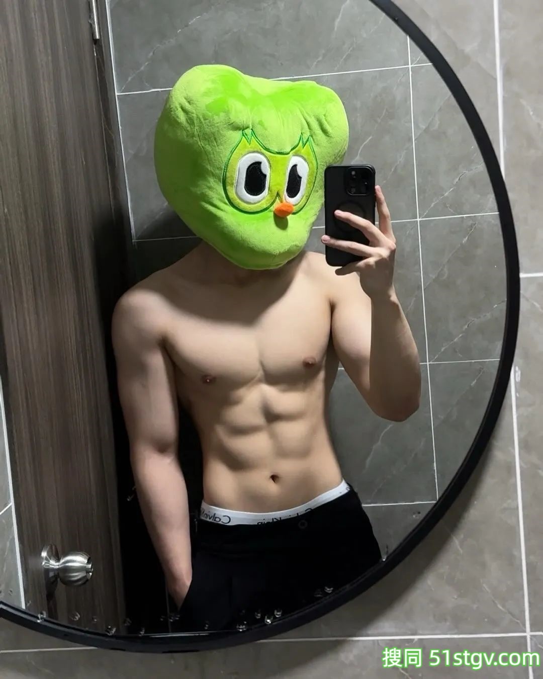 腹肌帅哥，cos猫头鹰公仔 - 51虹马