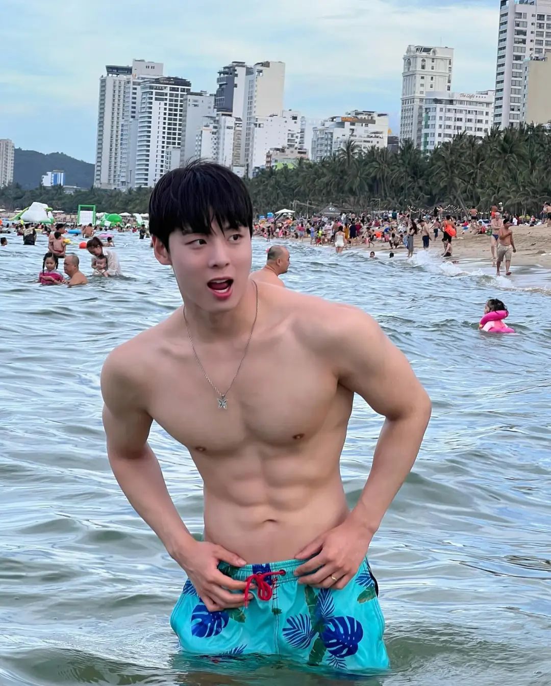 不是很帅，但身材很好的小哥哥 - 51虹马