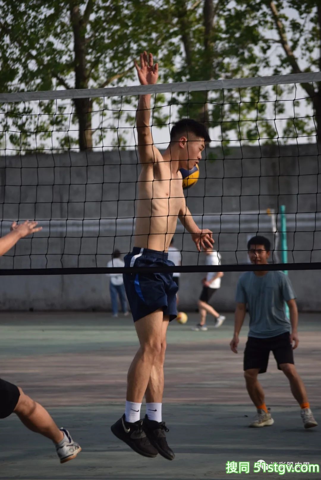 操场上打球扒衣服的体育生! - 51虹马 操场上打球扒衣服的体育生! - 51虹马