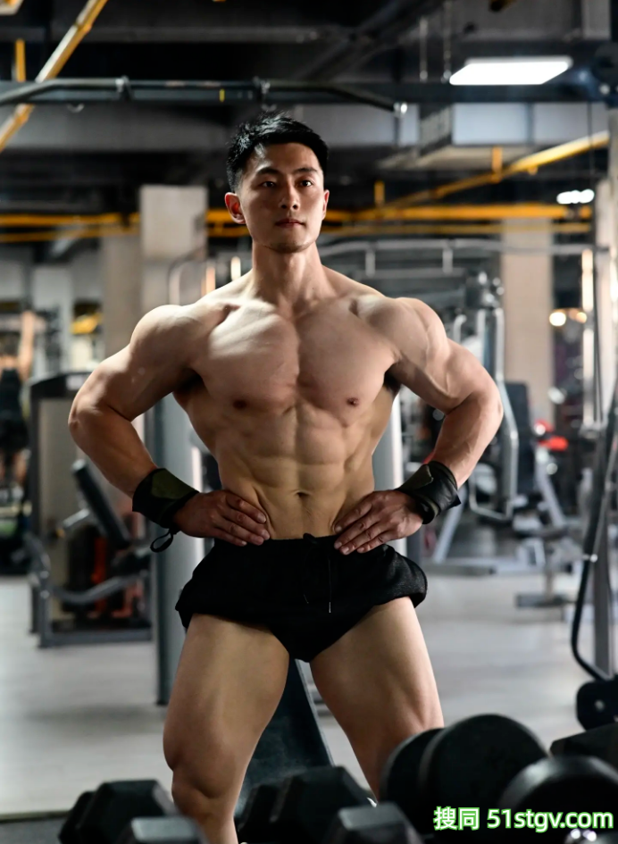 29岁成都健身教练，狂暴肩公狗腰，这筋肉钢炮绝了，想跟他练 - 51虹马