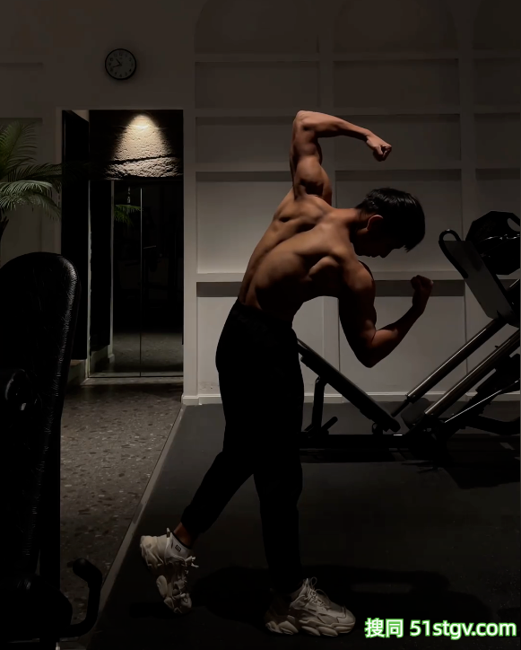 24岁四川绵阳体育生，黑皮雕刻腹肌人鱼线，这嘎嘣脆线条靠2000卡日练铸就-51虹马