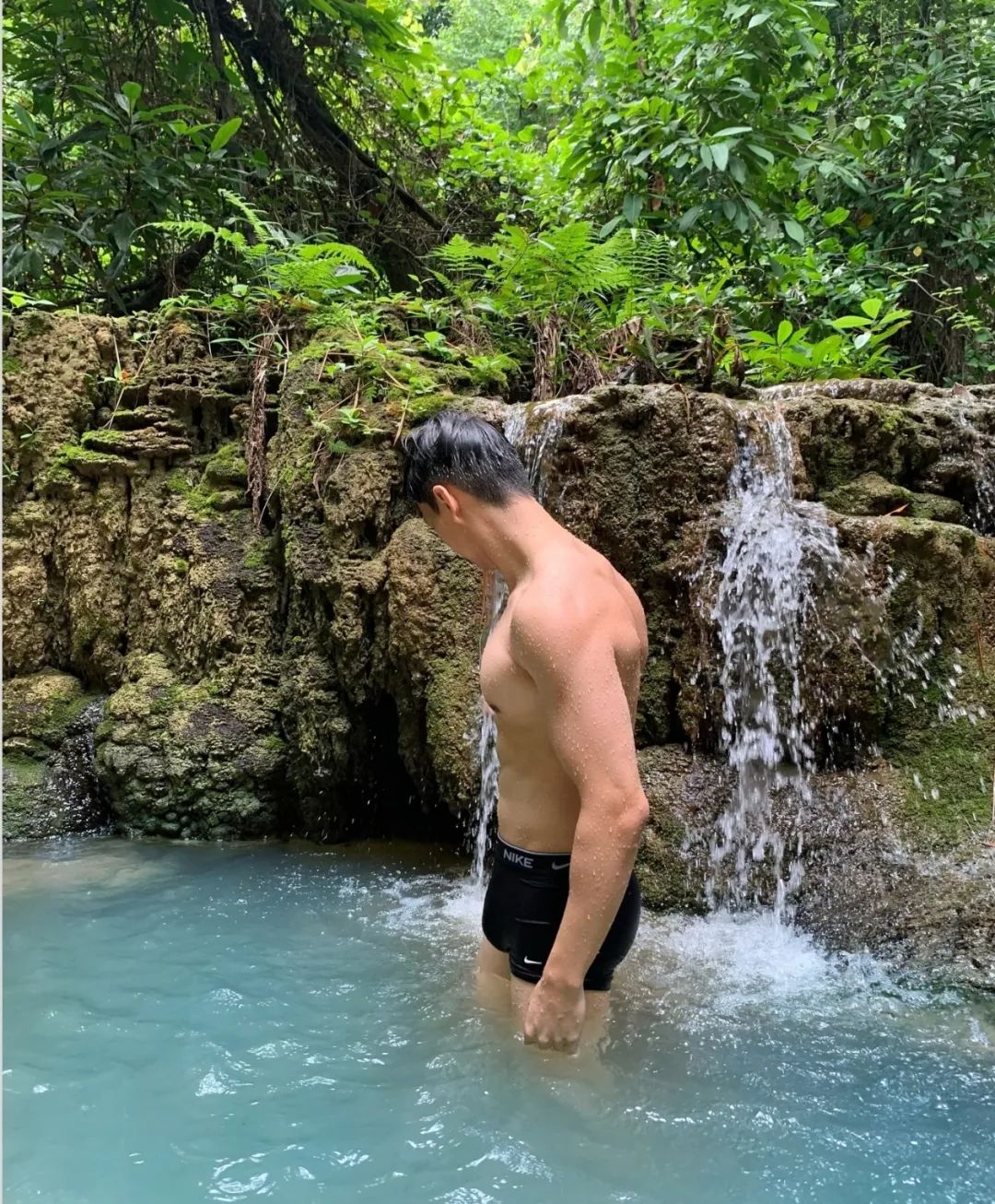 爬山累着的运动男直接下水洗澡！ - 51虹马