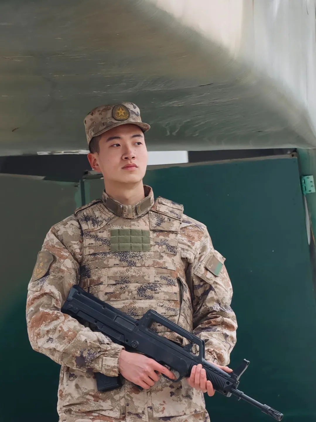 自拍的大鼻子兵哥硬照脱衣露腹毛？太强大藏不住！ - 51虹马