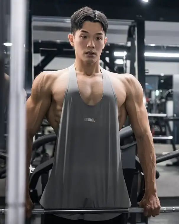 22岁台湾健身模特，炸裂南瓜肩拉丝胸大肌，这肉体谁扛得住？ - 51虹马