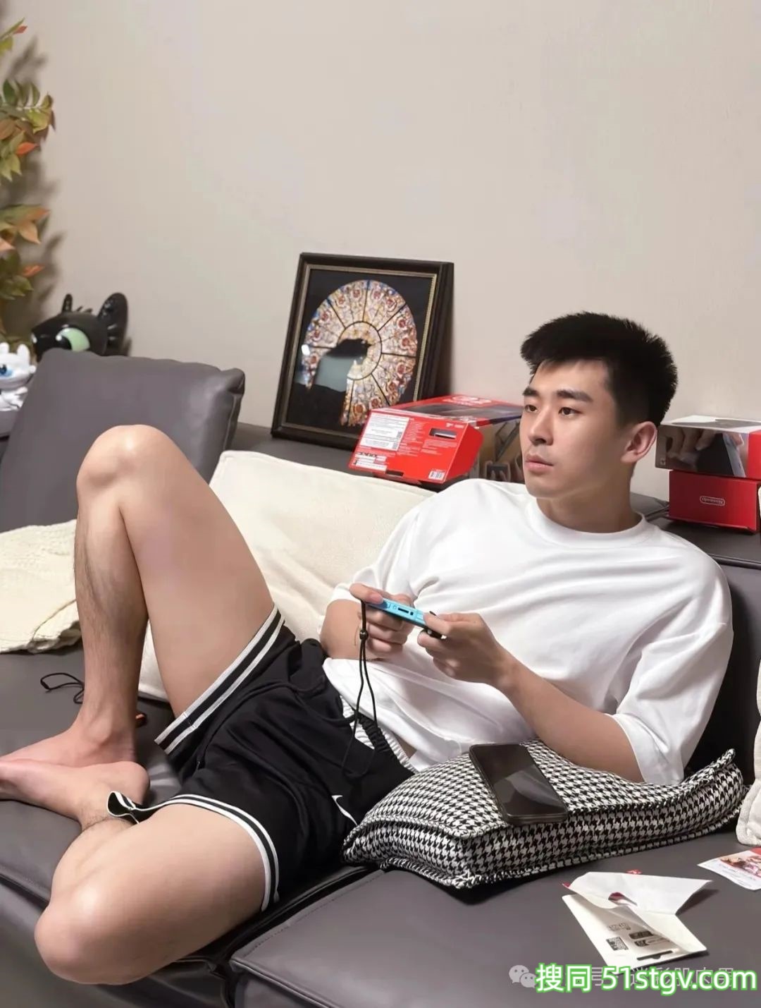 男空少运动裤穿的太短183CM的大长腿藏不住了！-51虹马