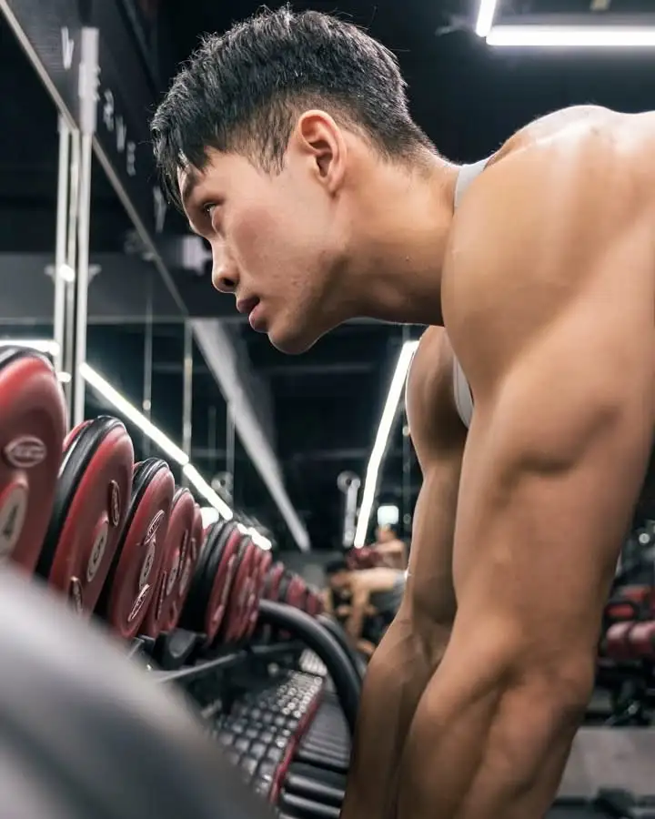 22岁台湾健身模特，炸裂南瓜肩拉丝胸大肌，这肉体谁扛得住？ - 51虹马