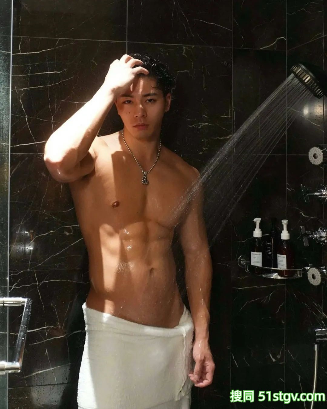 23岁日本健身网红,黝黑肩膀胸肌,这大胸肌泡水时能撩到人心里 - 51虹马 23岁日本健身网红,黝黑肩膀胸肌,这大胸肌泡水时能撩到人心里 - 51虹马