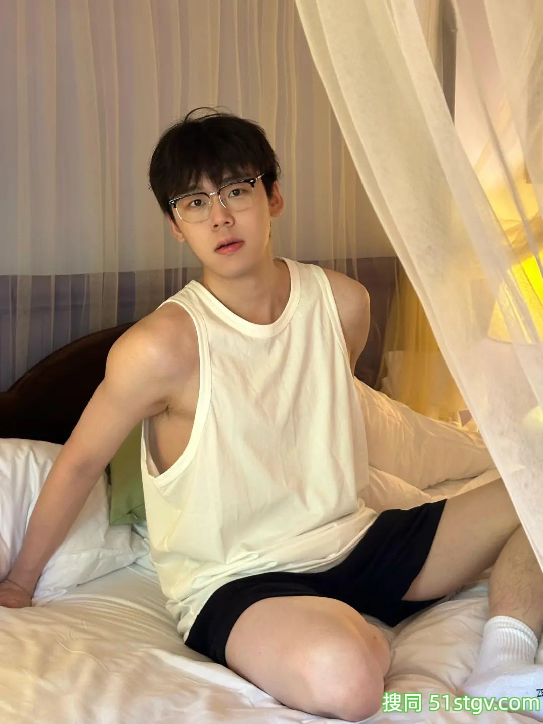 阳光帅气的男大学生-51虹马