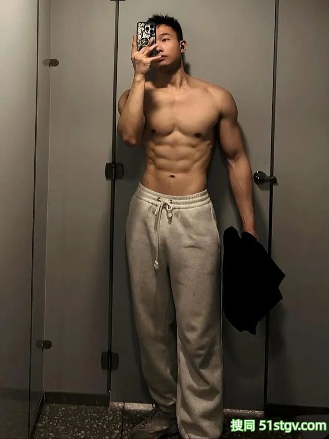 黑皮体育生，大长腿健硕的身材 - 51虹马