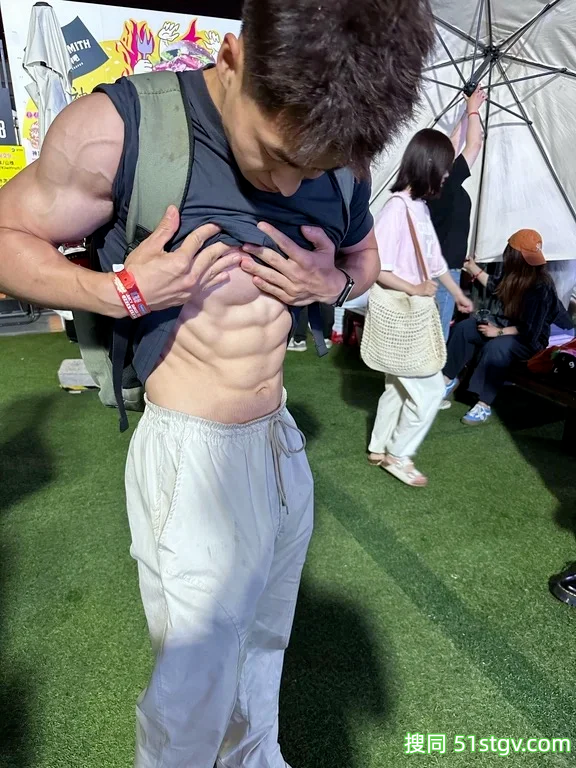 22岁北京健身博主，棱角腹肌鲨鱼肌，这鲨鱼肌在镜头前炸裂展现-51虹马