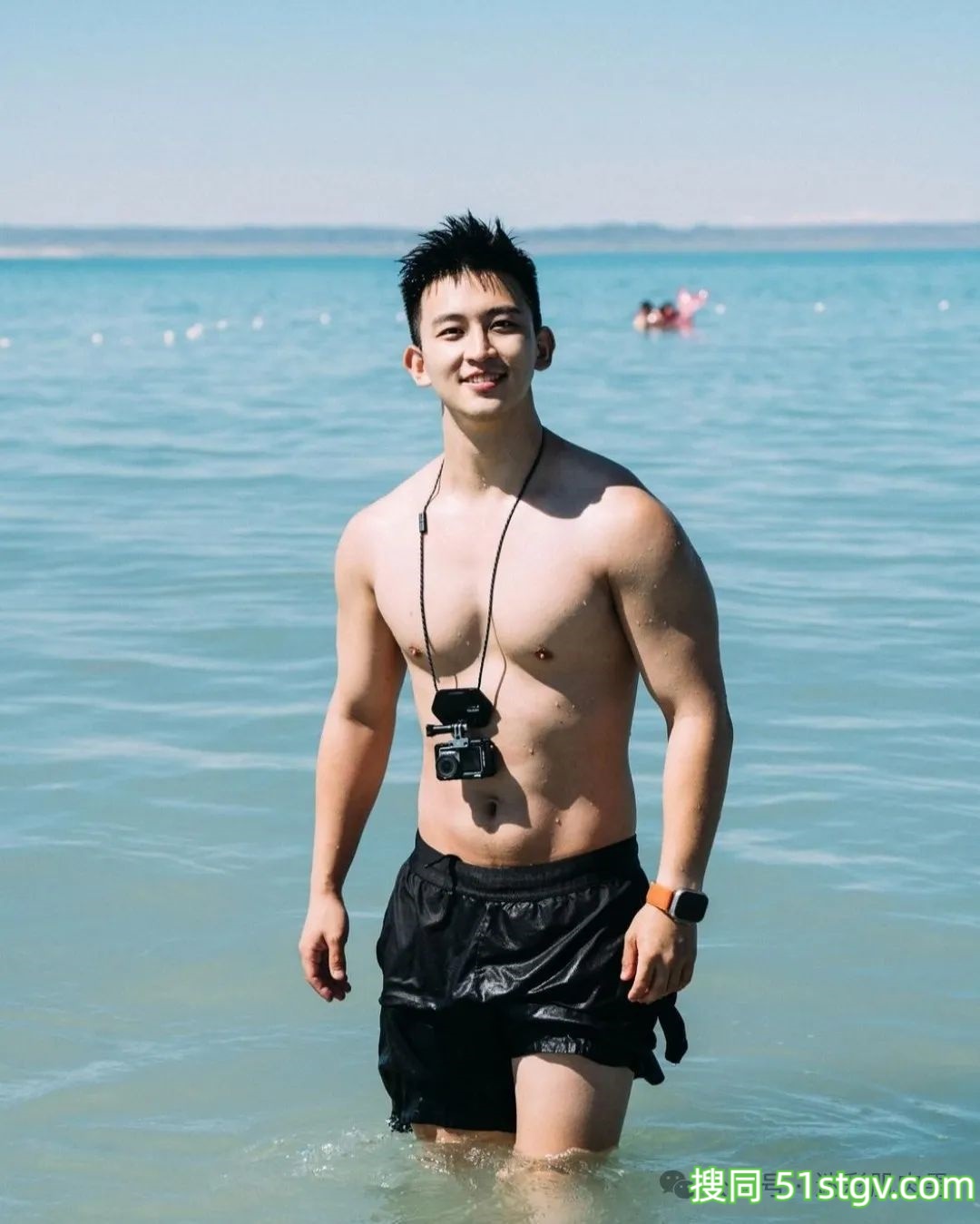 穿白短裤换衣间自拍的小哥长得真强大!太可了! - 51虹马 穿白短裤换衣间自拍的小哥长得真强大!太可了! - 51虹马