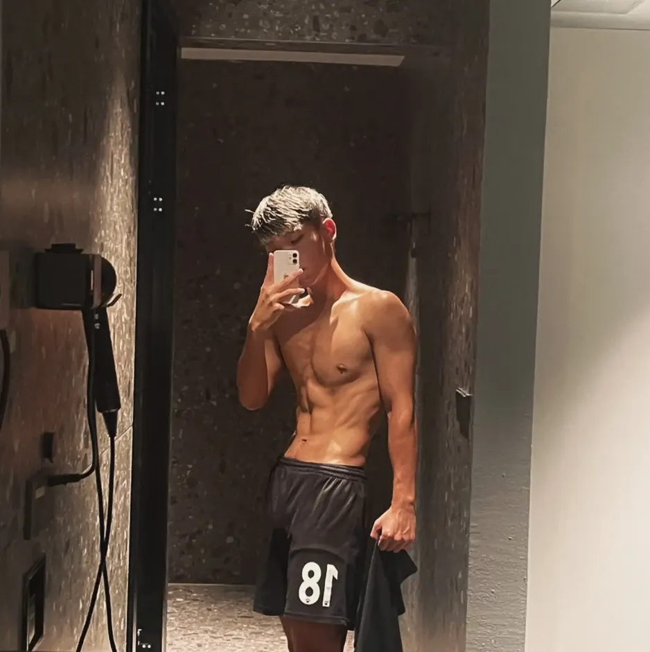 24岁四川绵阳体育生，黑皮雕刻腹肌人鱼线，这嘎嘣脆线条靠2000卡日练铸就 - 51虹马