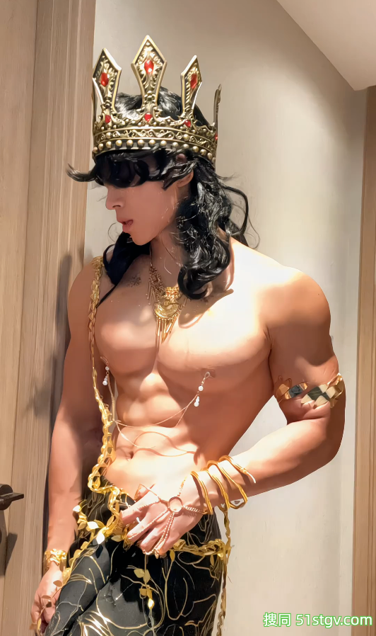 25岁南京肌肉系顶流NPC，冷白皮腹肌美背，这八块腹肌在灯光下动得人心痒痒 - 51虹马