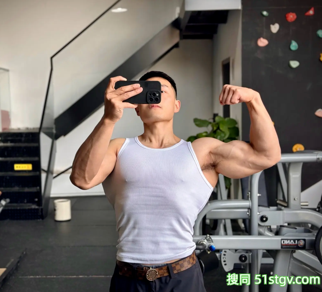 29岁成都健身教练，狂暴肩公狗腰，这筋肉钢炮绝了，想跟他练 - 51虹马