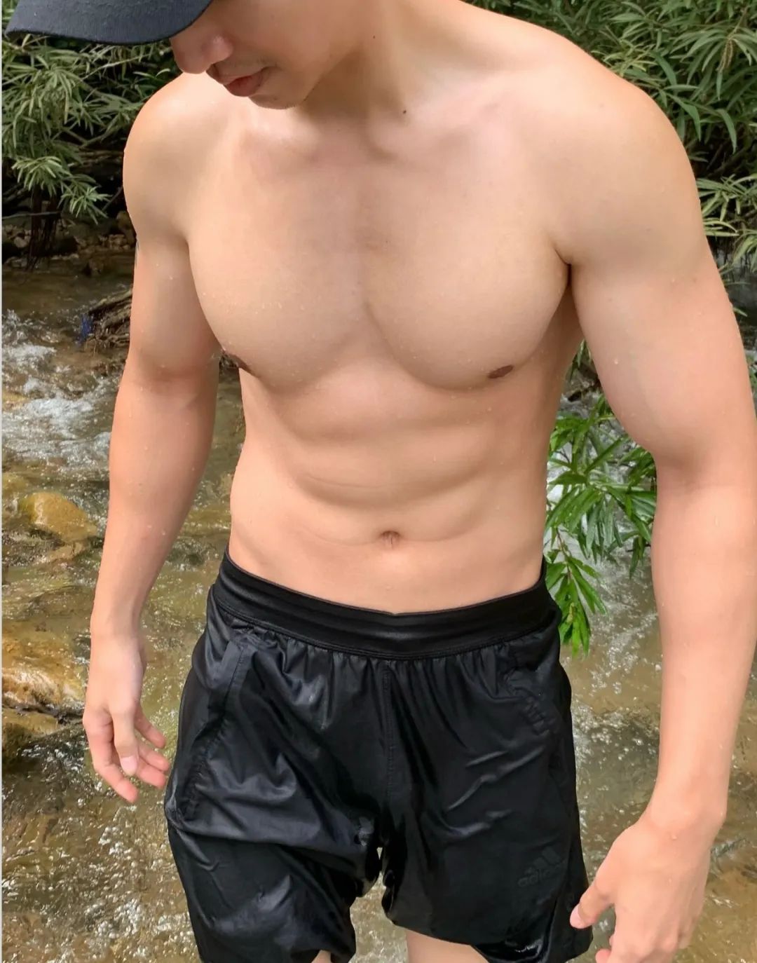 爬山累着的运动男直接下水洗澡！ - 51虹马