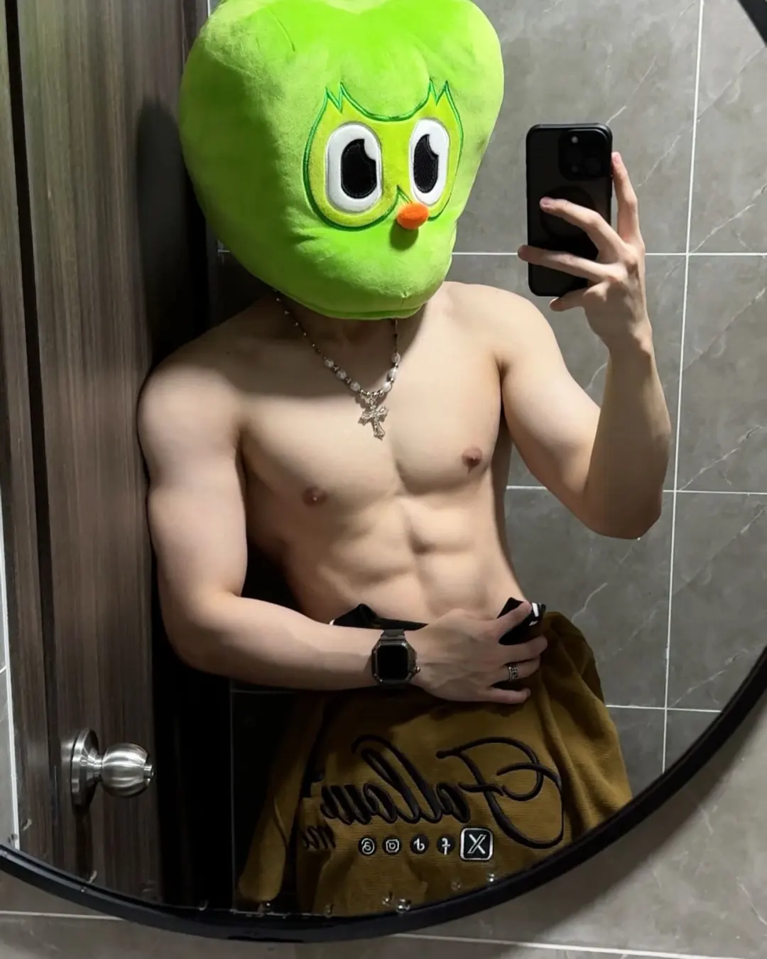 腹肌帅哥，cos猫头鹰公仔 - 51虹马