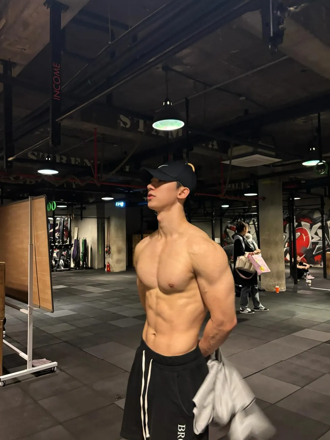 奶香奶香的男模，腹肌身材超好看 - 51虹马