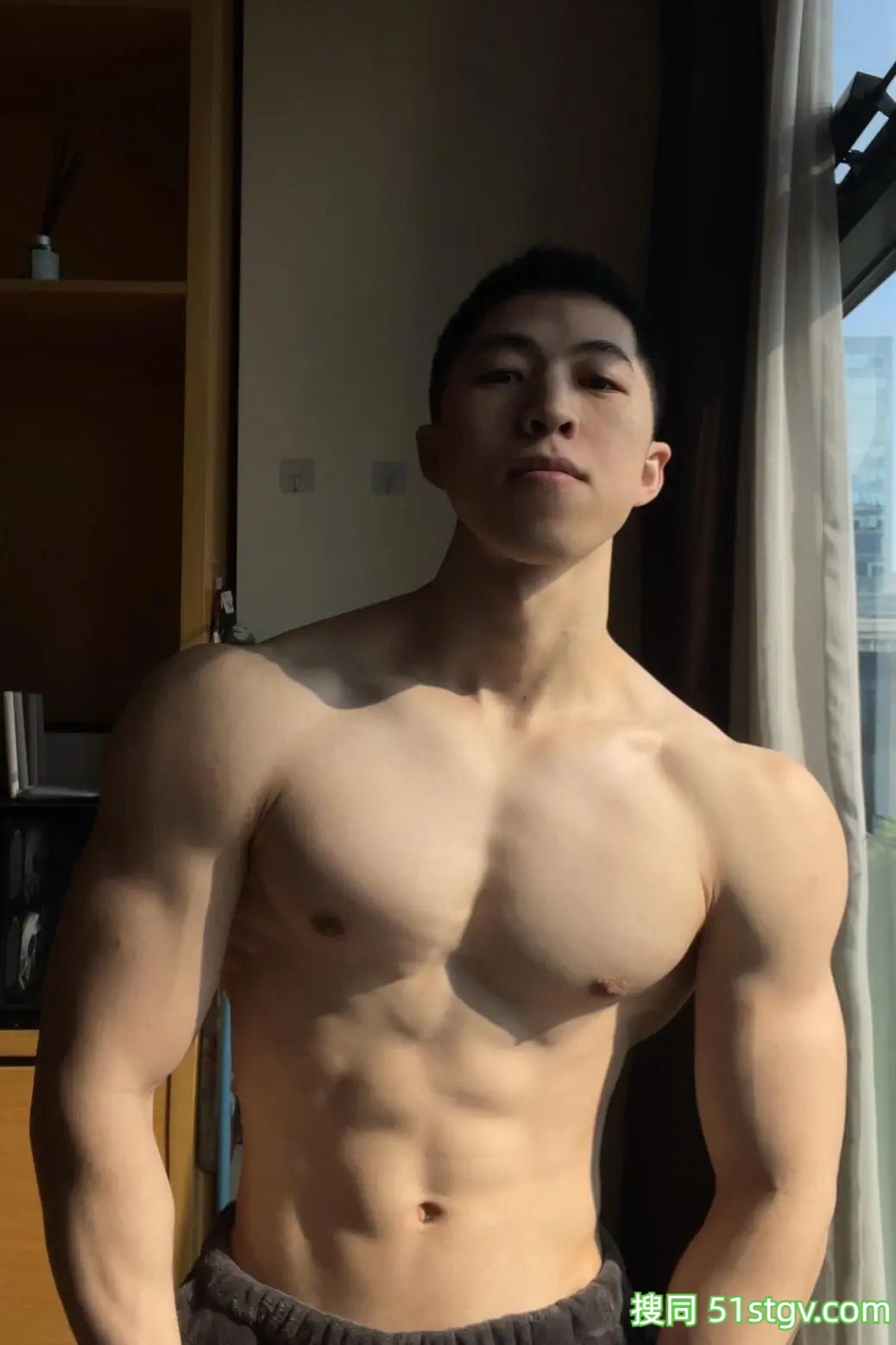 白皮壮硕的体育生 - 51虹马