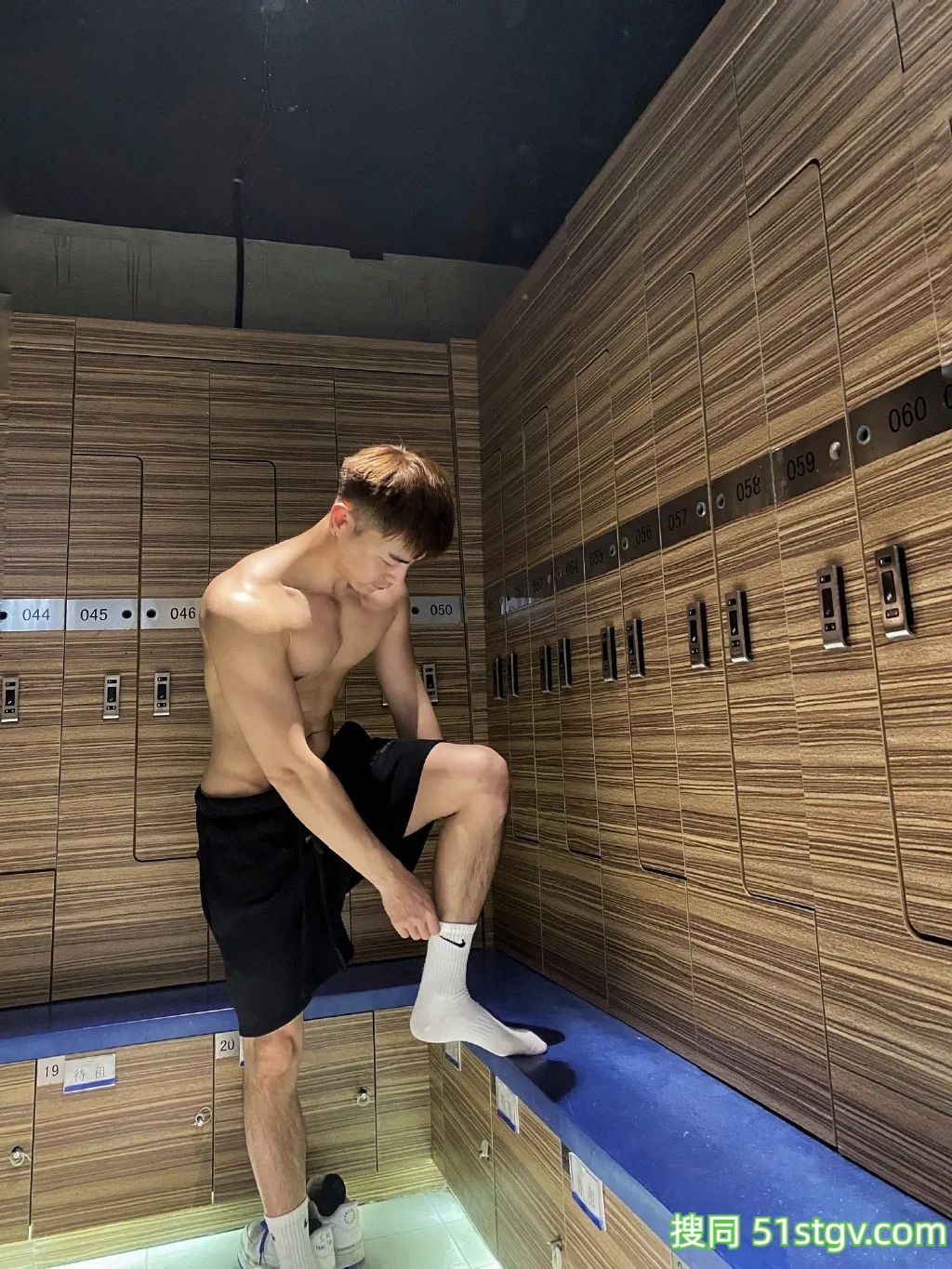 换衣间里穿灰裤子的小哥! - 51虹马 换衣间里穿灰裤子的小哥! - 51虹马