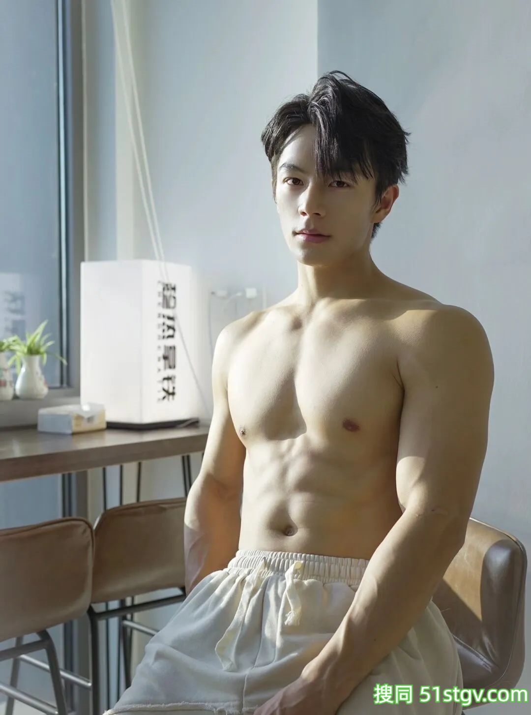 32岁山东鲜嫩帅哥，性感腹肌子弹肌，宽肩窄腰嘎嘎猛，又纯又欲惹人爱 - 51虹马