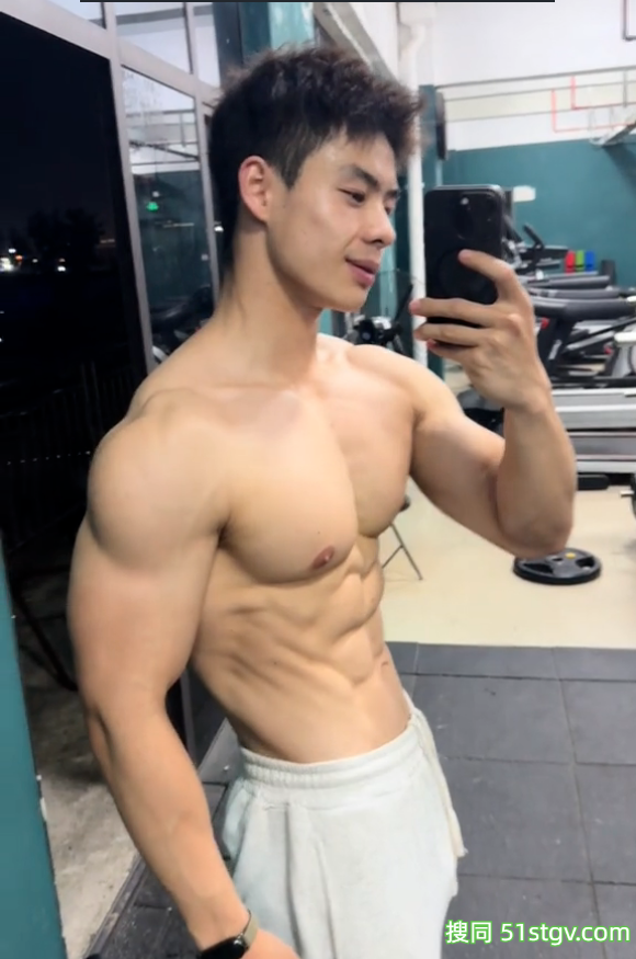 22岁北京健身博主，棱角腹肌鲨鱼肌，这鲨鱼肌在镜头前炸裂展现 - 51虹马