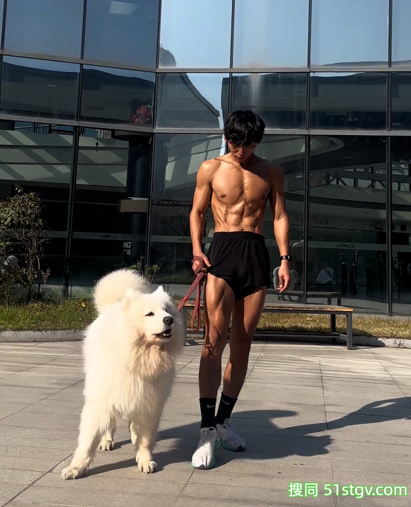 24岁四川绵阳体育生，黑皮雕刻腹肌人鱼线，这嘎嘣脆线条靠2000卡日练铸就 - 51虹马