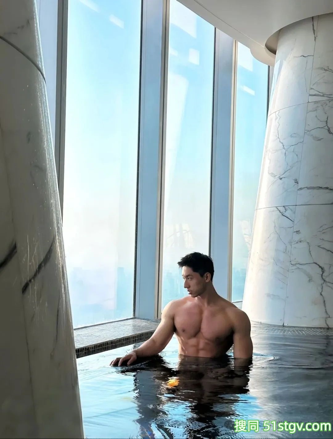 穿超短泳裤湿透的运动男实力强大，长腿太可了！ - 51虹马