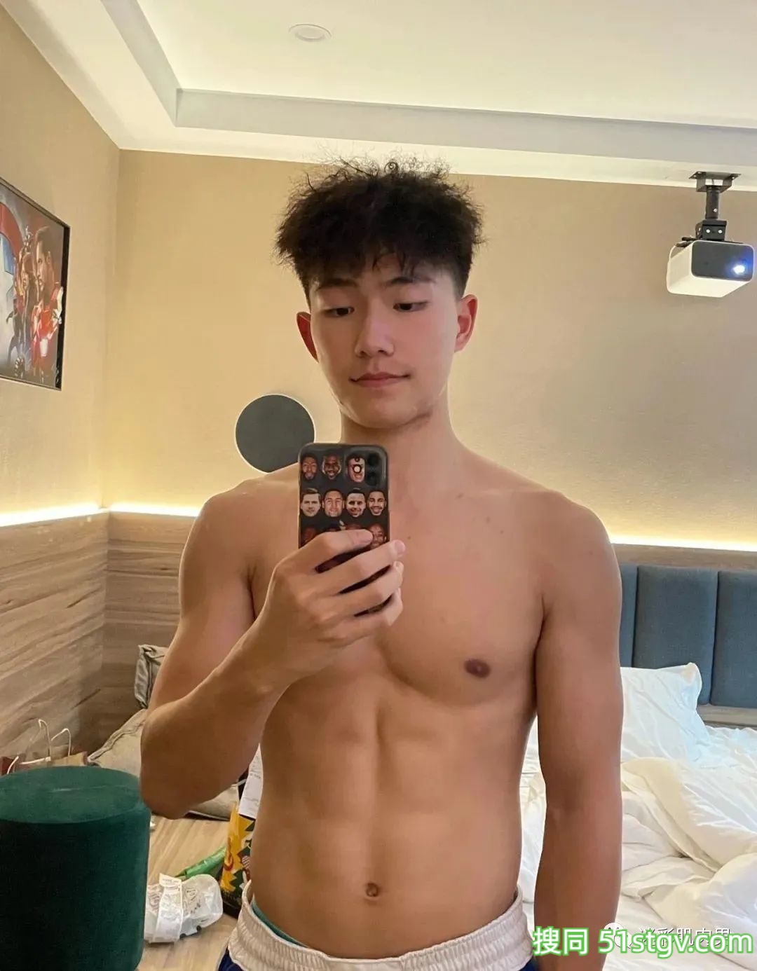 体育生上课展示自己腹肌满满荷尔蒙-51虹马