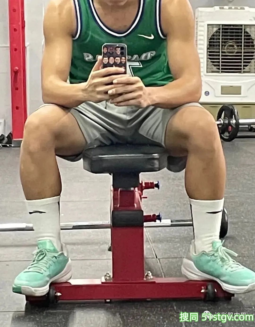 体育生上课展示自己腹肌满满荷尔蒙 - 51虹马 体育生上课展示自己腹肌满满荷尔蒙 - 51虹马