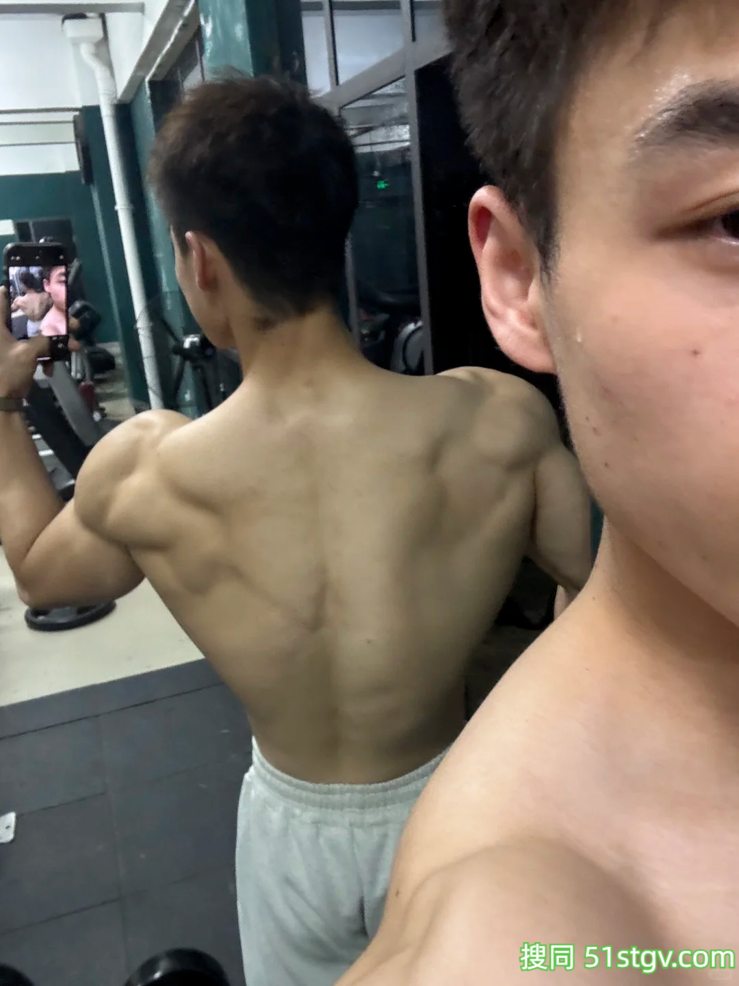 22岁北京健身博主，棱角腹肌鲨鱼肌，这鲨鱼肌在镜头前炸裂展现 - 51虹马